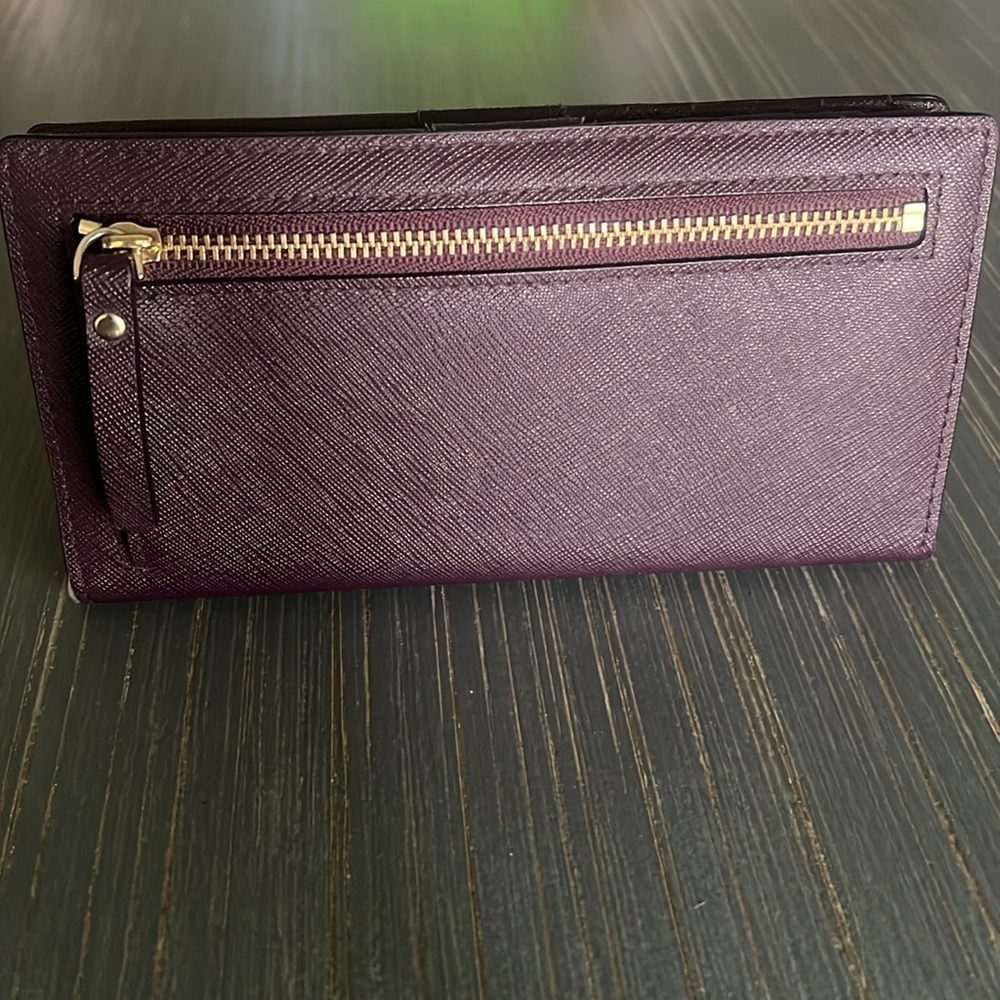 Kate Spade Wallet. - Picture 2 of 7